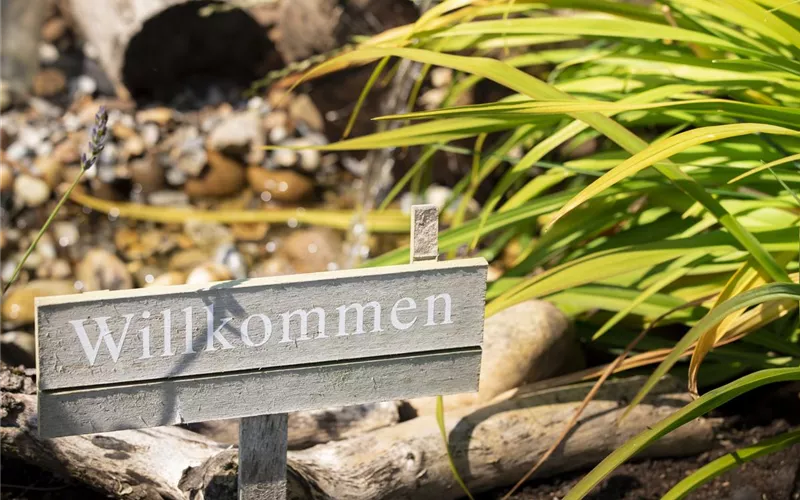 Immer auf dem richtigen Weg: Schilder und Wegweiser im Garten