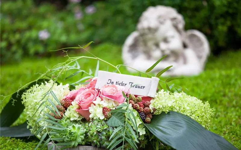 Das Grab im Sommer – die richtigen Blumen finden